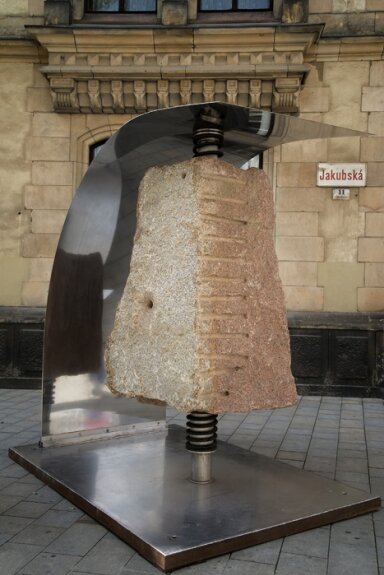 Aleš Veselý, Před tím a za tím, roh ulic Jakubská a Rašínova